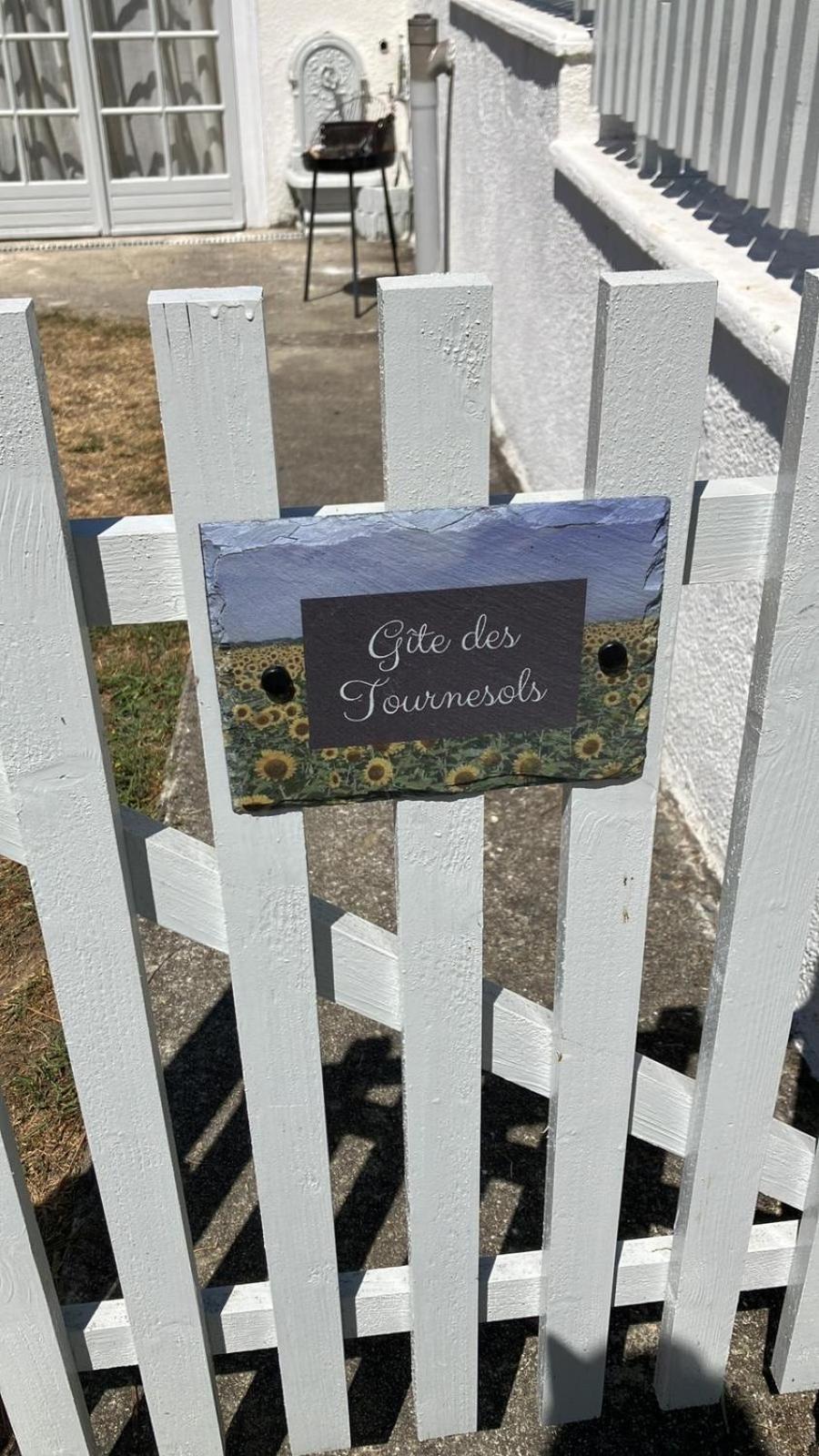 Gite Des Tournesols Oradour-Fanais Exterior photo
