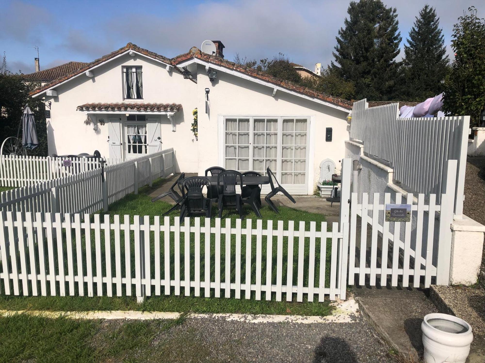 Gite Des Tournesols Oradour-Fanais Exterior photo